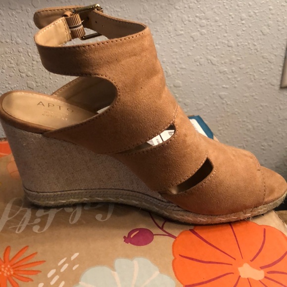 Tan wedges - Picture 3 of 3